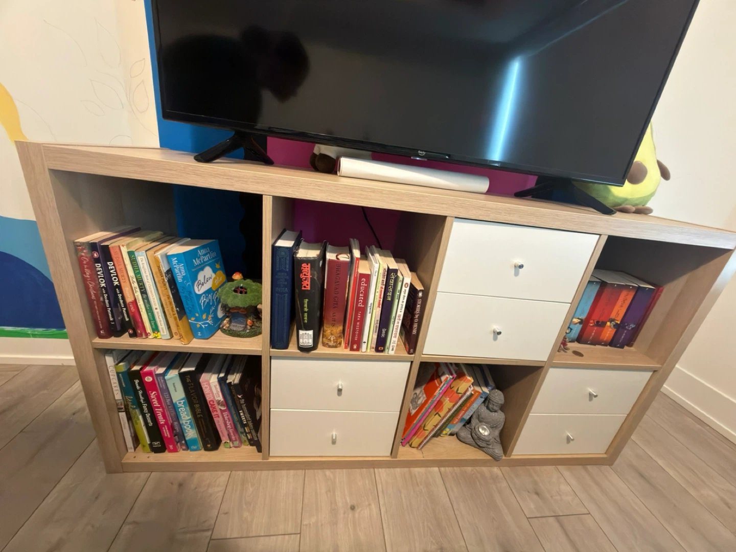 Ikea Kallax Bookshelf/tv unit with 6 drawer inserts