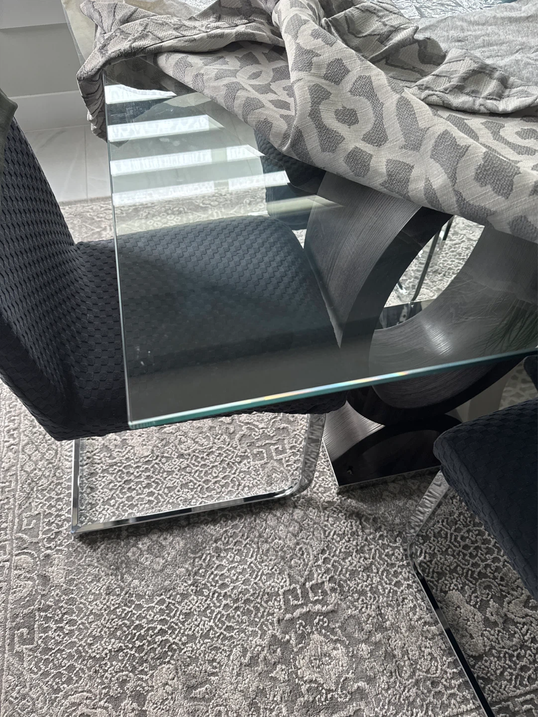 Glass dining table with 6 chairs including 6 chair covers - photo 4
