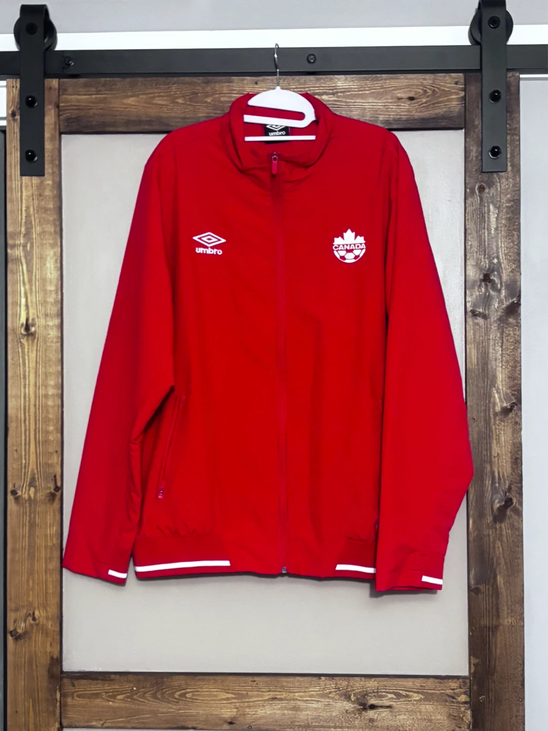 Like New  Team Canada Soccer Jacket ( Men’s XL)