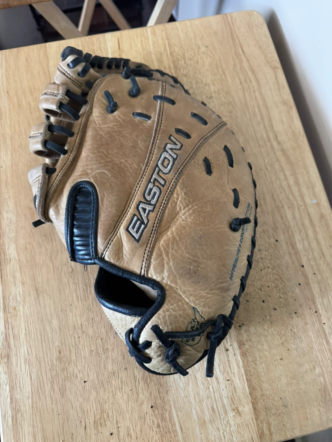 Left handed baseball trapper glove
