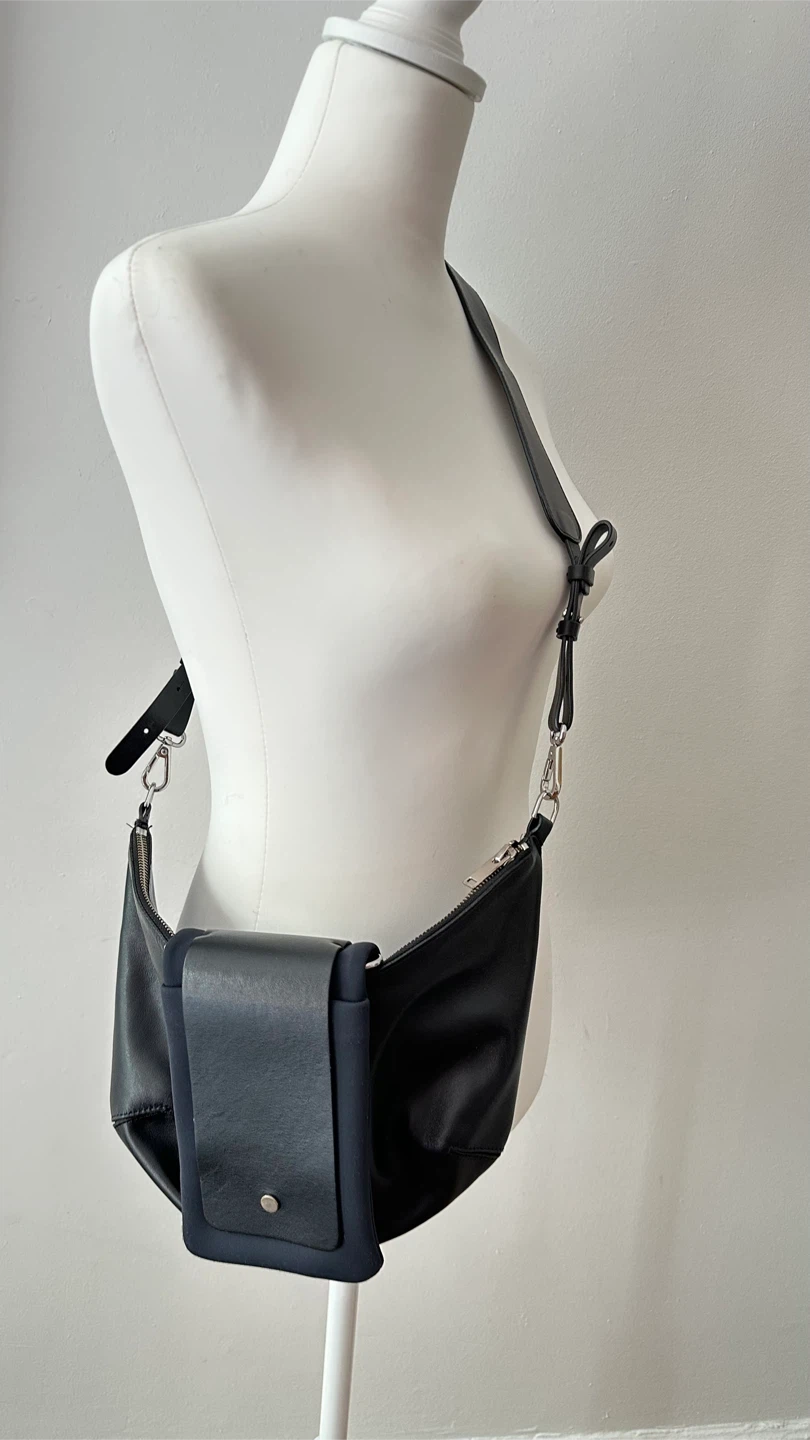 COS Black Leather Shoulder Bag with Detachable Pouch - photo 4