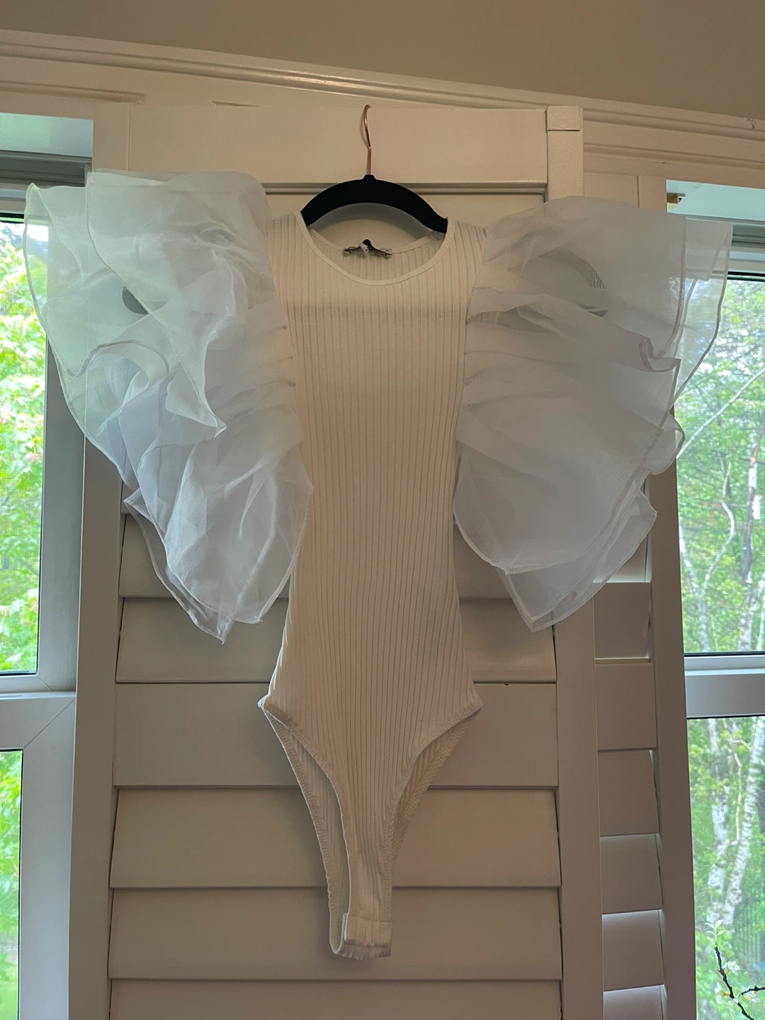 White Ribbed Bodysuit with Ruffle Sleeves - Size S