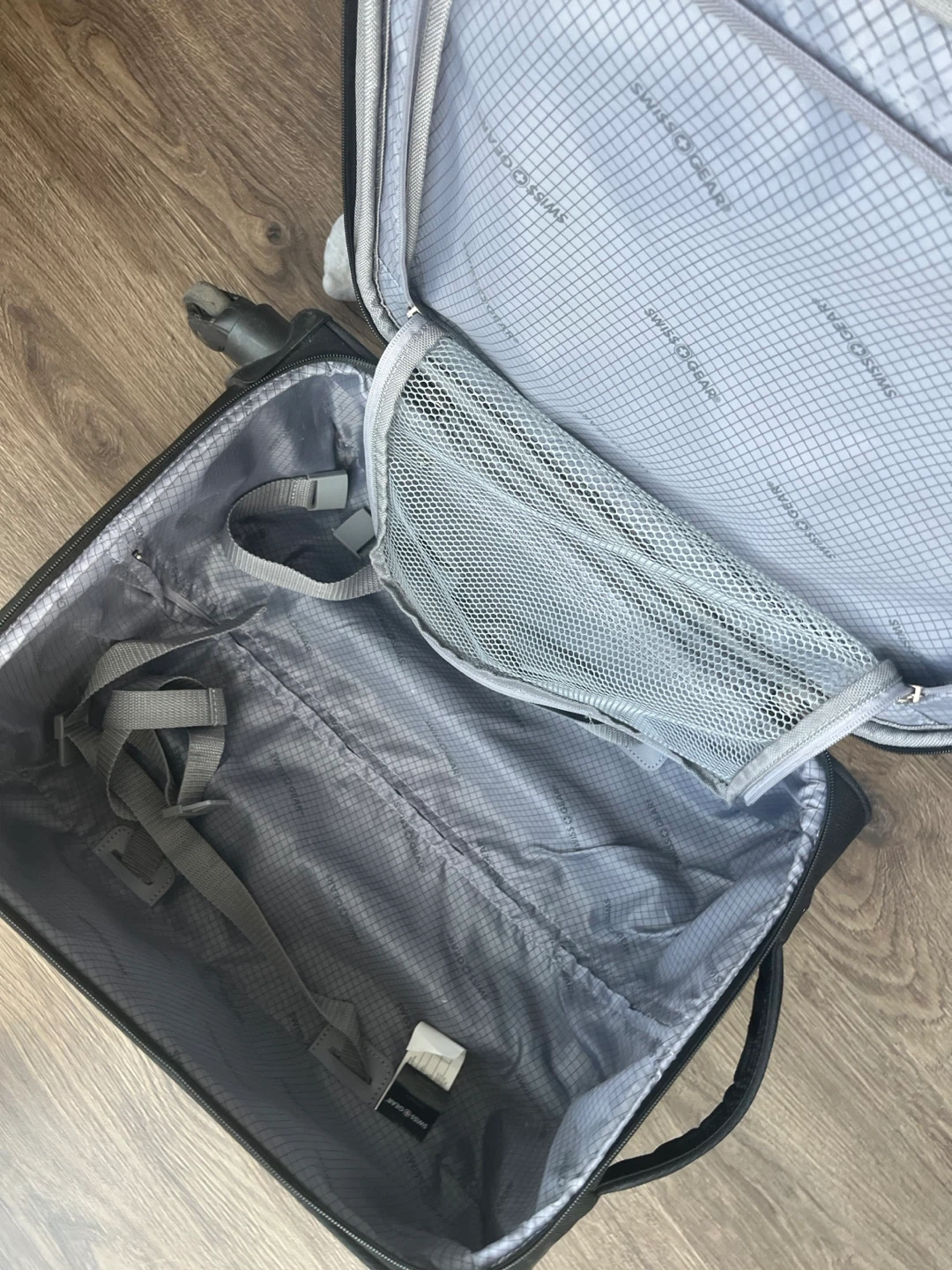 Swiss Gear Black Carry-On Spinner Luggage - photo 2