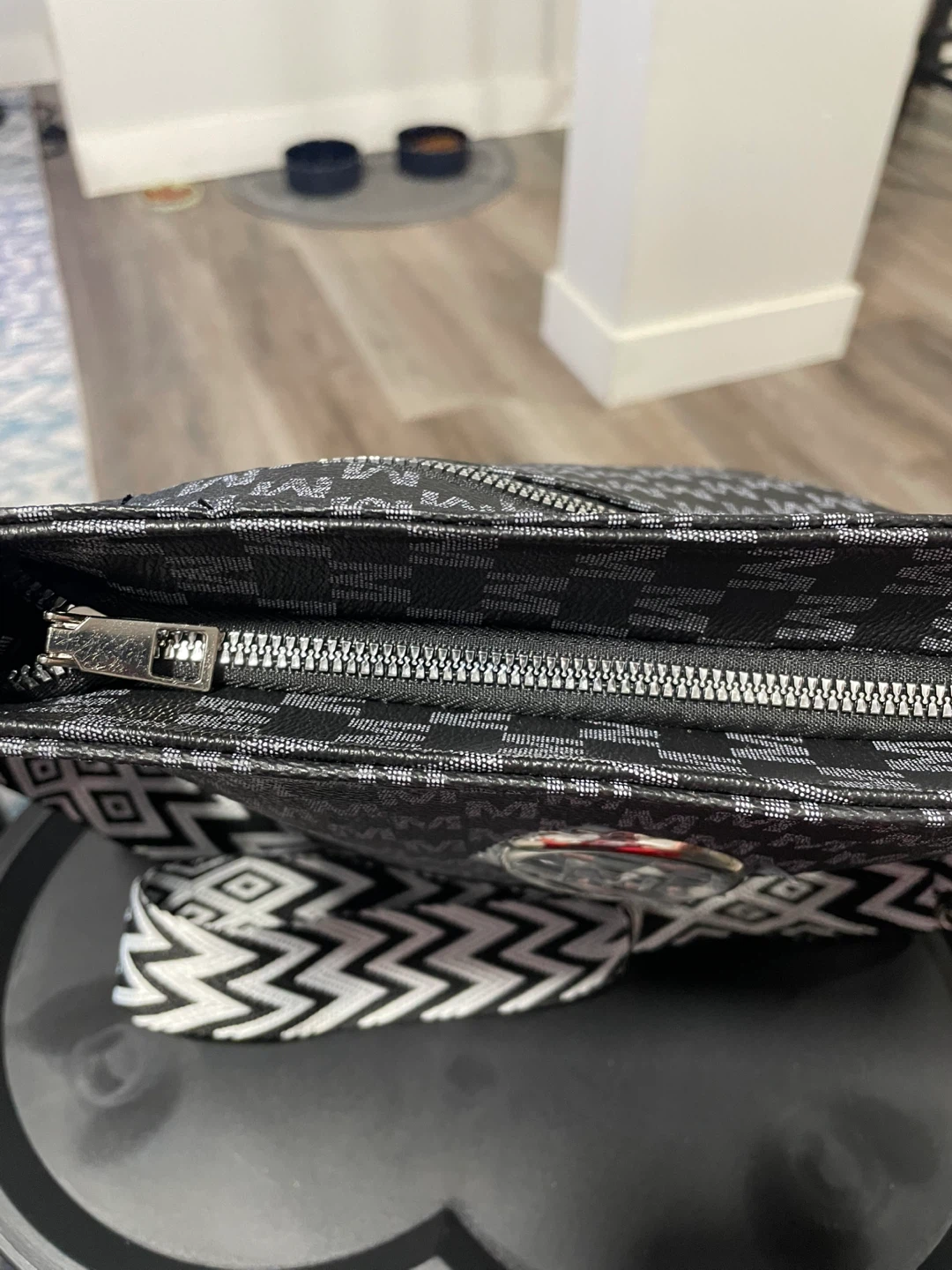 Black crossbody shoulder bag with 'M' pattern - photo 3