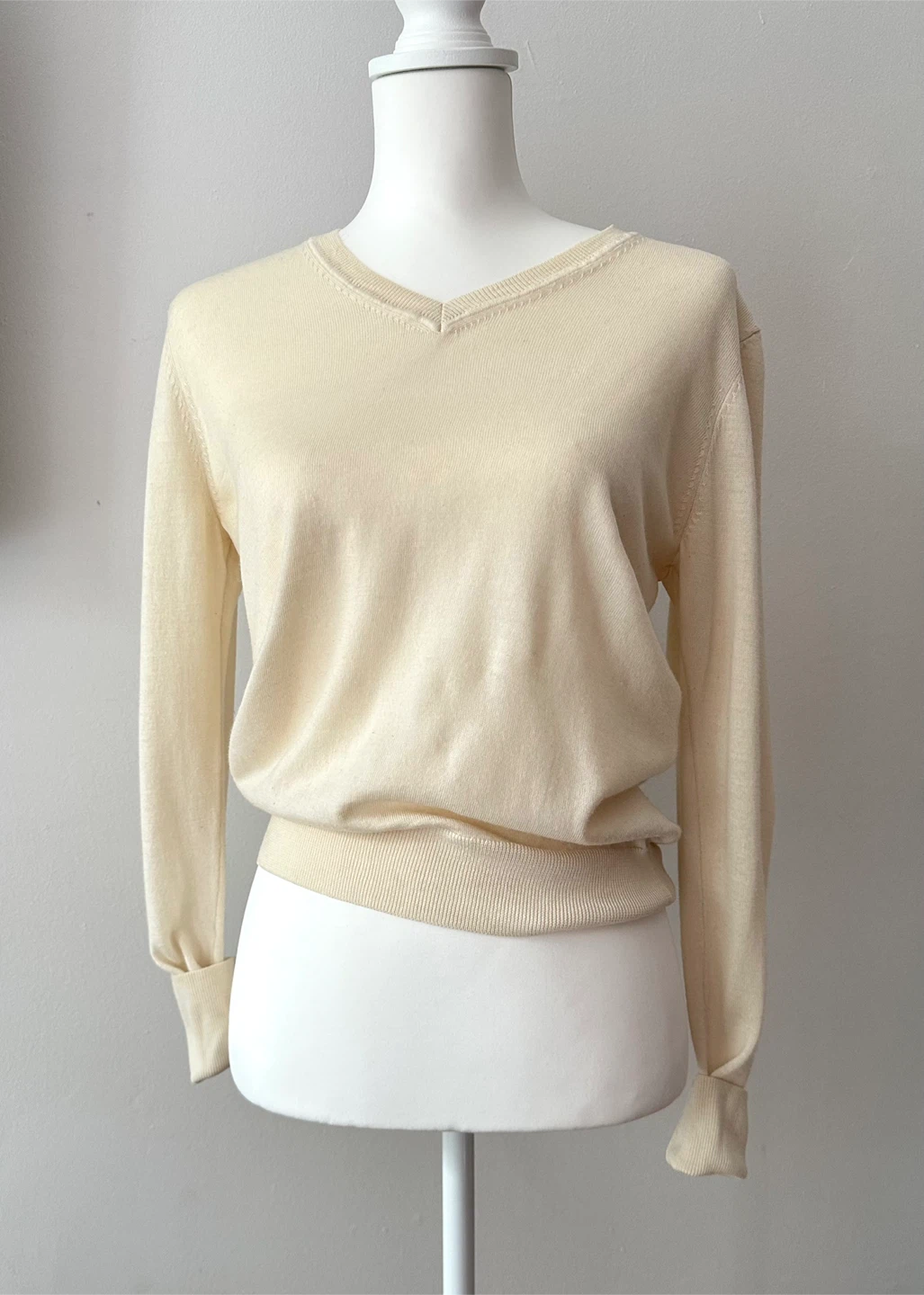 Uniqlo Cream V-Neck Sweater size M