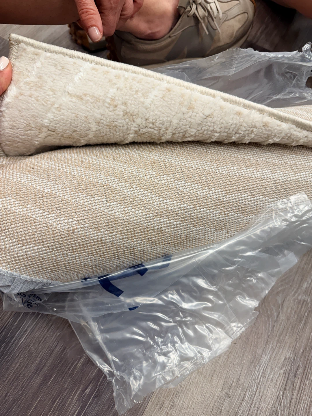 White / beige wave 8’x10’ ft area rug. - photo 3