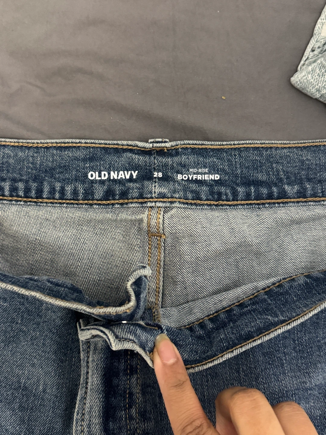 Old Navy Mid-Rise Boyfriend Jean Shorts Size 28 - photo 2