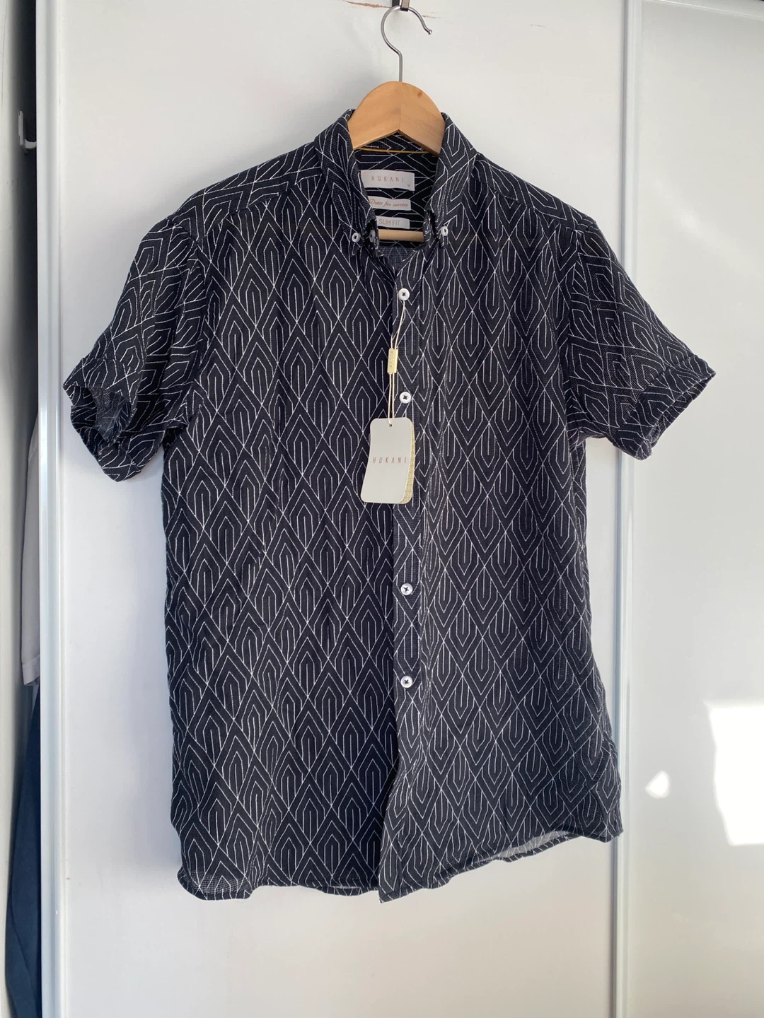 Hukani Men's Black Geometric Print Short Sleeve Button-Up Shirt