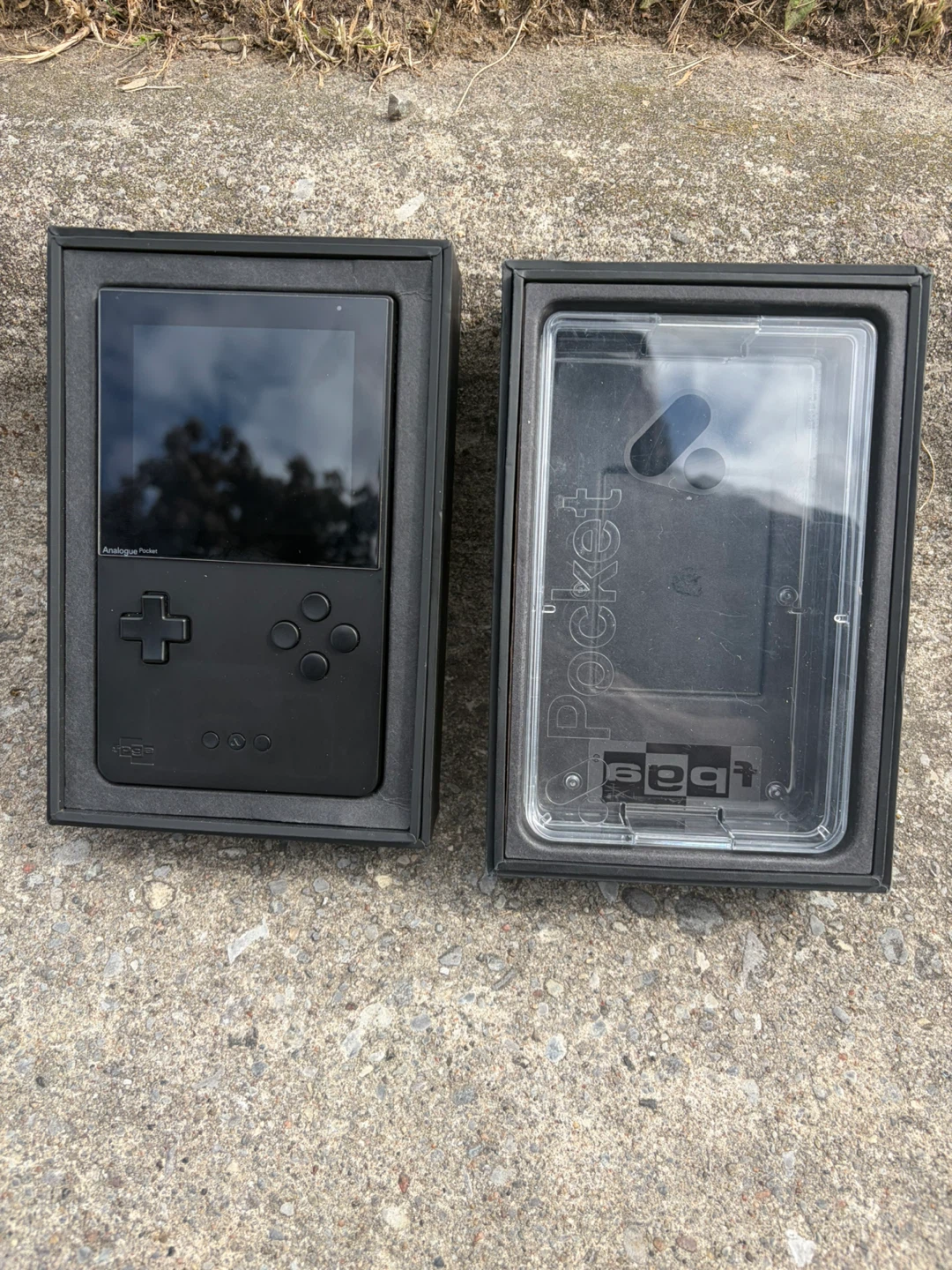 Analogue Pocket Console (Black) with USB-C Cable and Hard Case - photo 2
