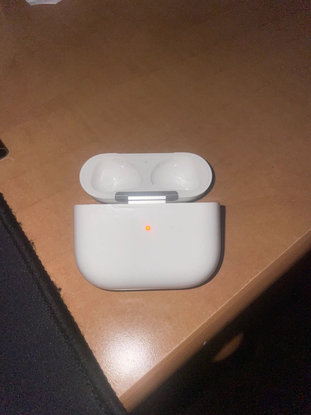 Apple AirPods Pro 3 Charging Case - photo 2