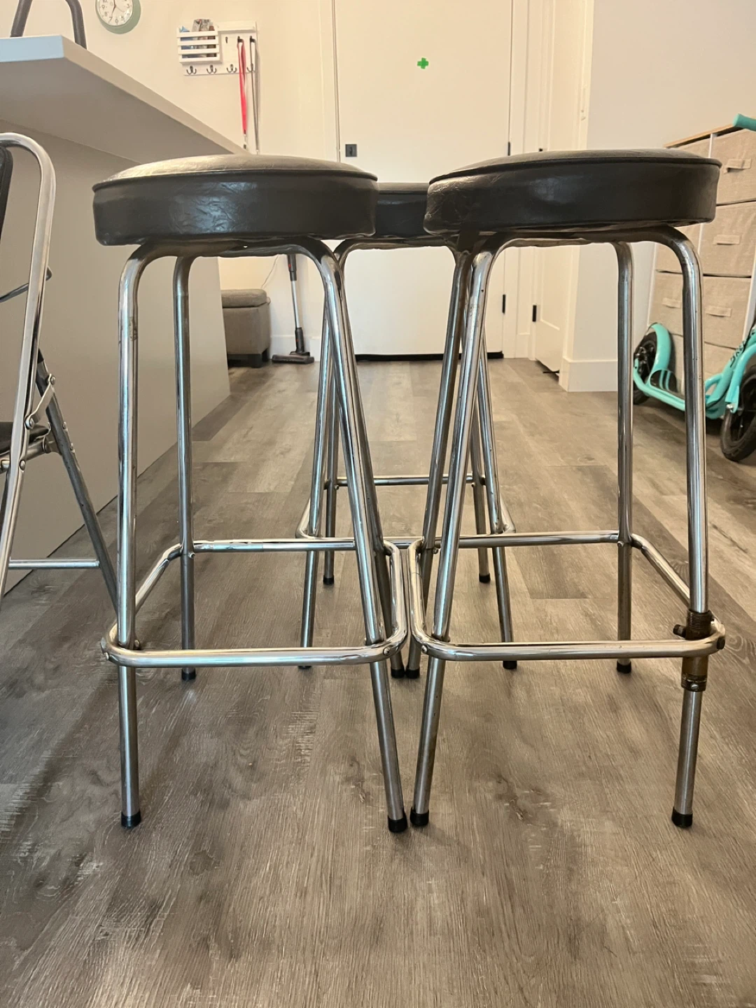 MCM Vinyl & Chrome Bar Stools & Fold Up Chairs Lot - photo 2