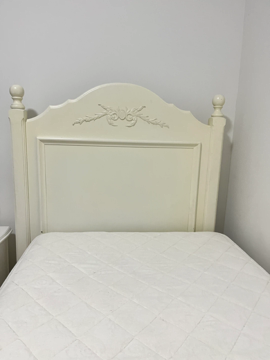 TWIN Bed Frame / Side Table / Table Light - photo 2