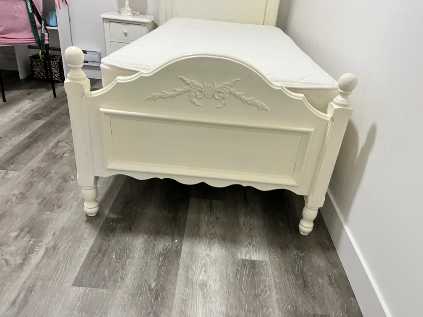 TWIN Bed Frame / Side Table / Table Light - photo 3