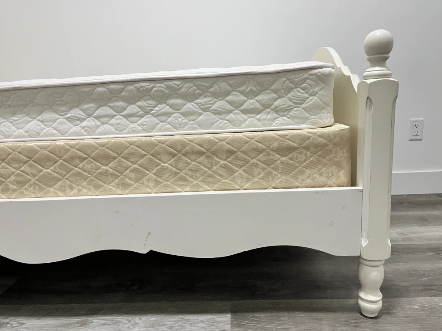 TWIN Bed Frame / Side Table / Table Light - photo 4