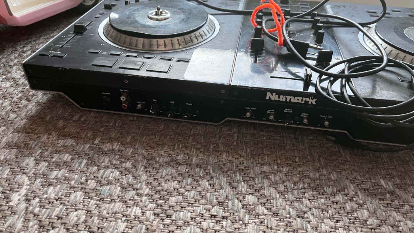 Numark NS7 DJ Controller - photo 3