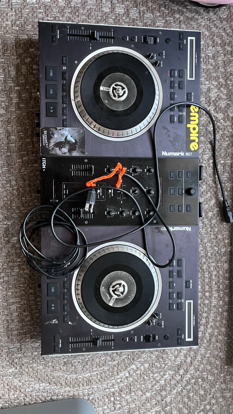 Numark NS7 DJ Controller - photo 2