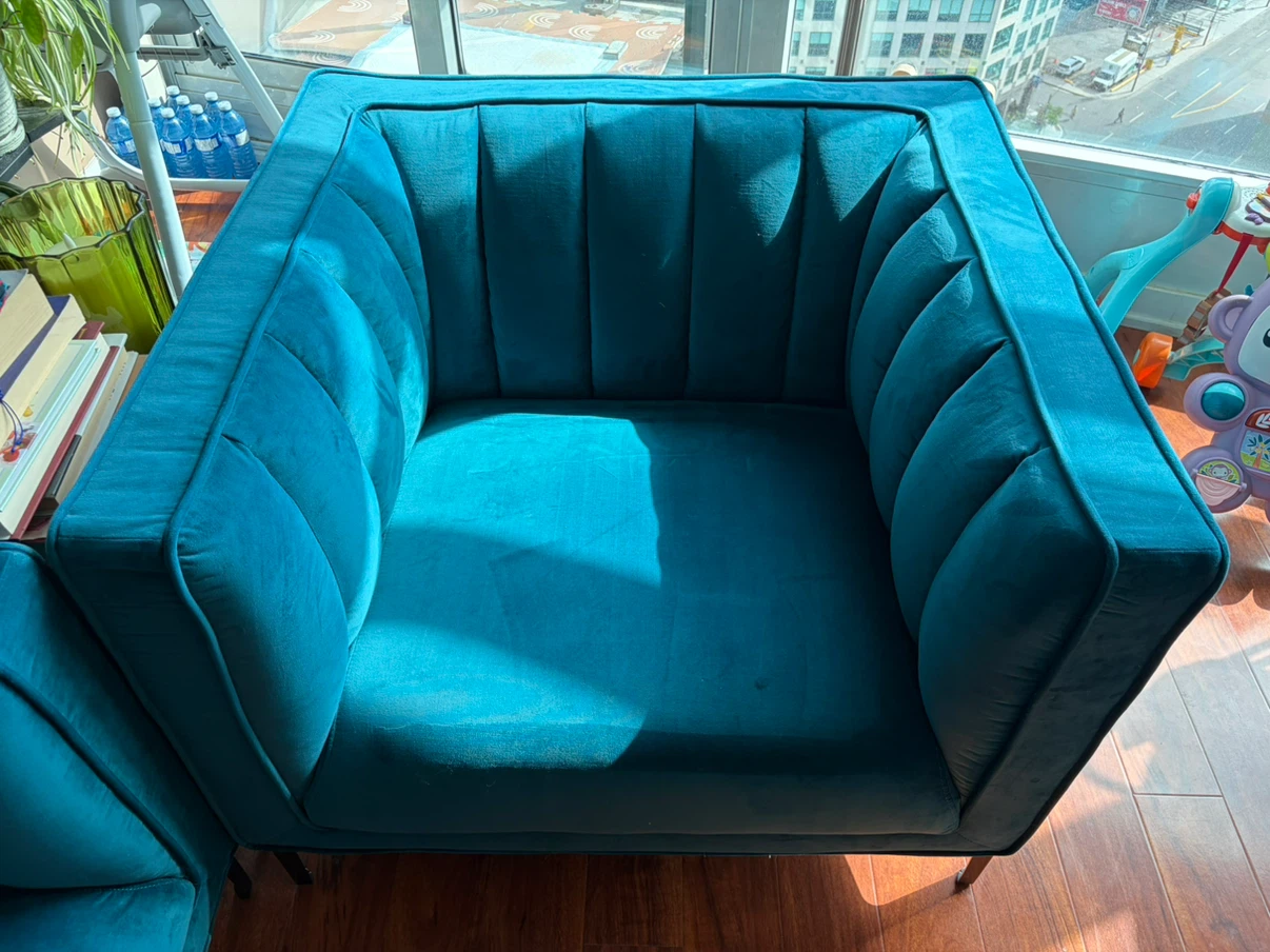 Stunning Teal Velvet Sofa, Armchair & Ottoman Set - photo 5