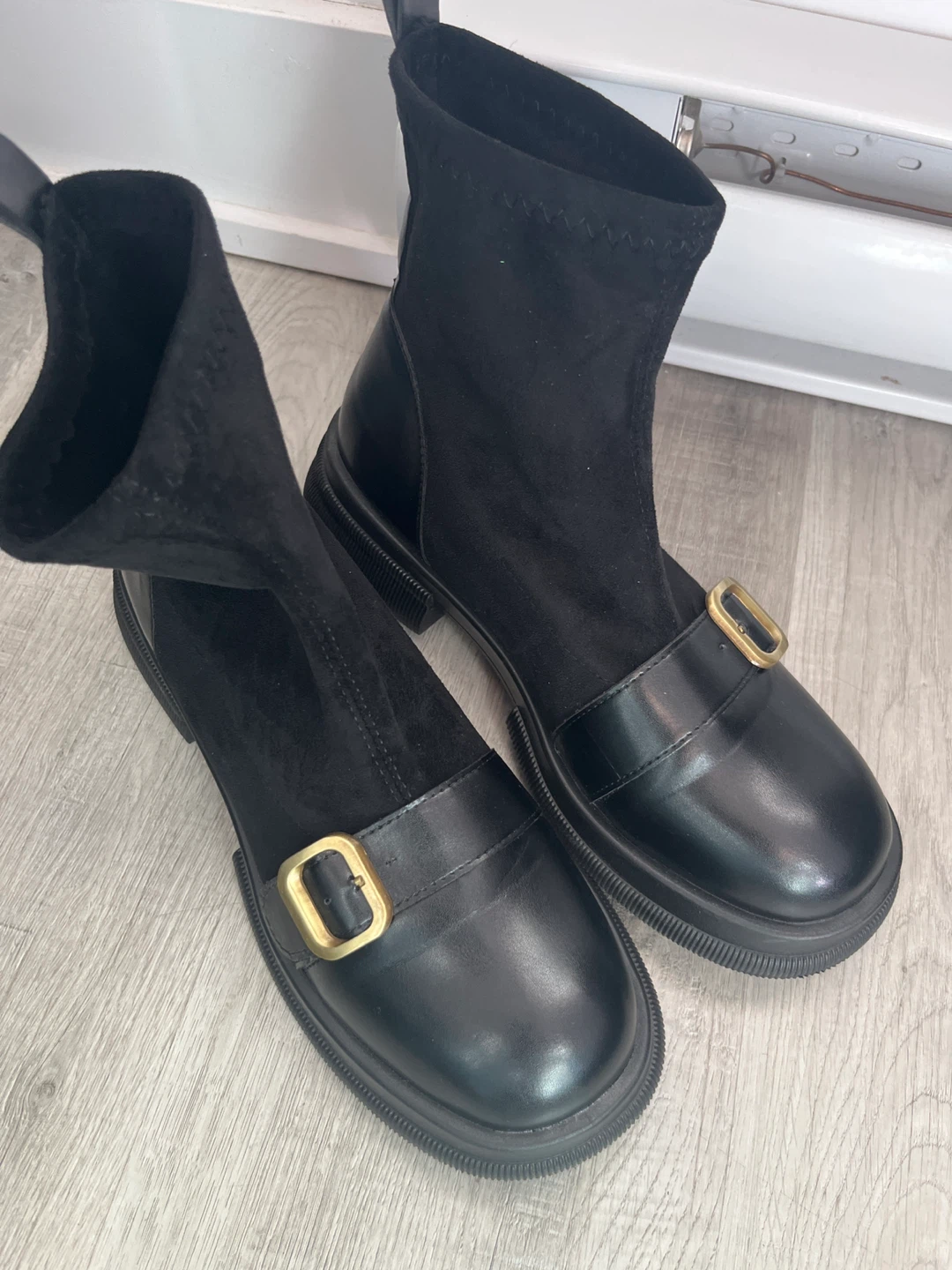 Bottes noires avec boucle dorée