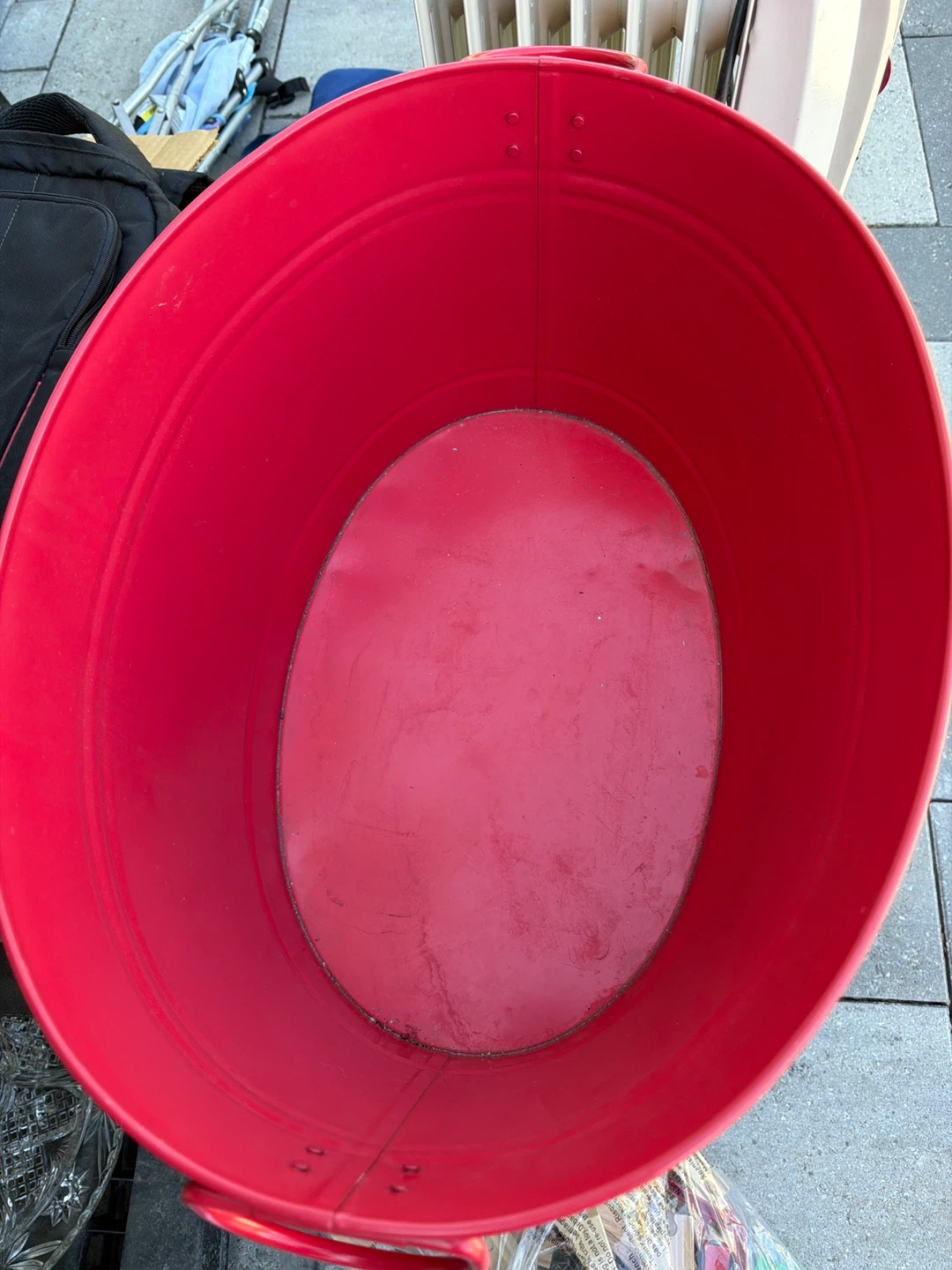 Red metal ice tub on stand - photo 2
