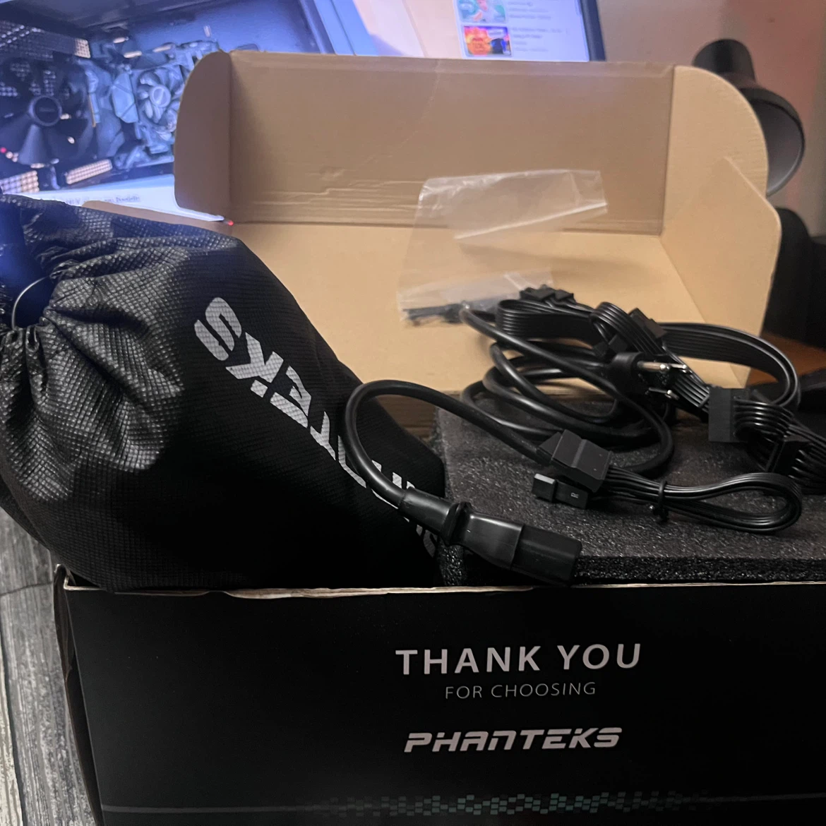 Phanteks AMP 550W 80 PLUS Gold Fully Modular Power Supply - photo 4