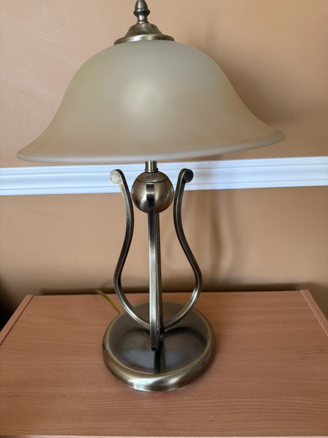 Antique-style Table Lamp with Frosted Shade