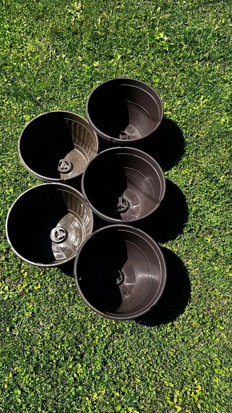 Set of 5 brown plastic planters - photo 3