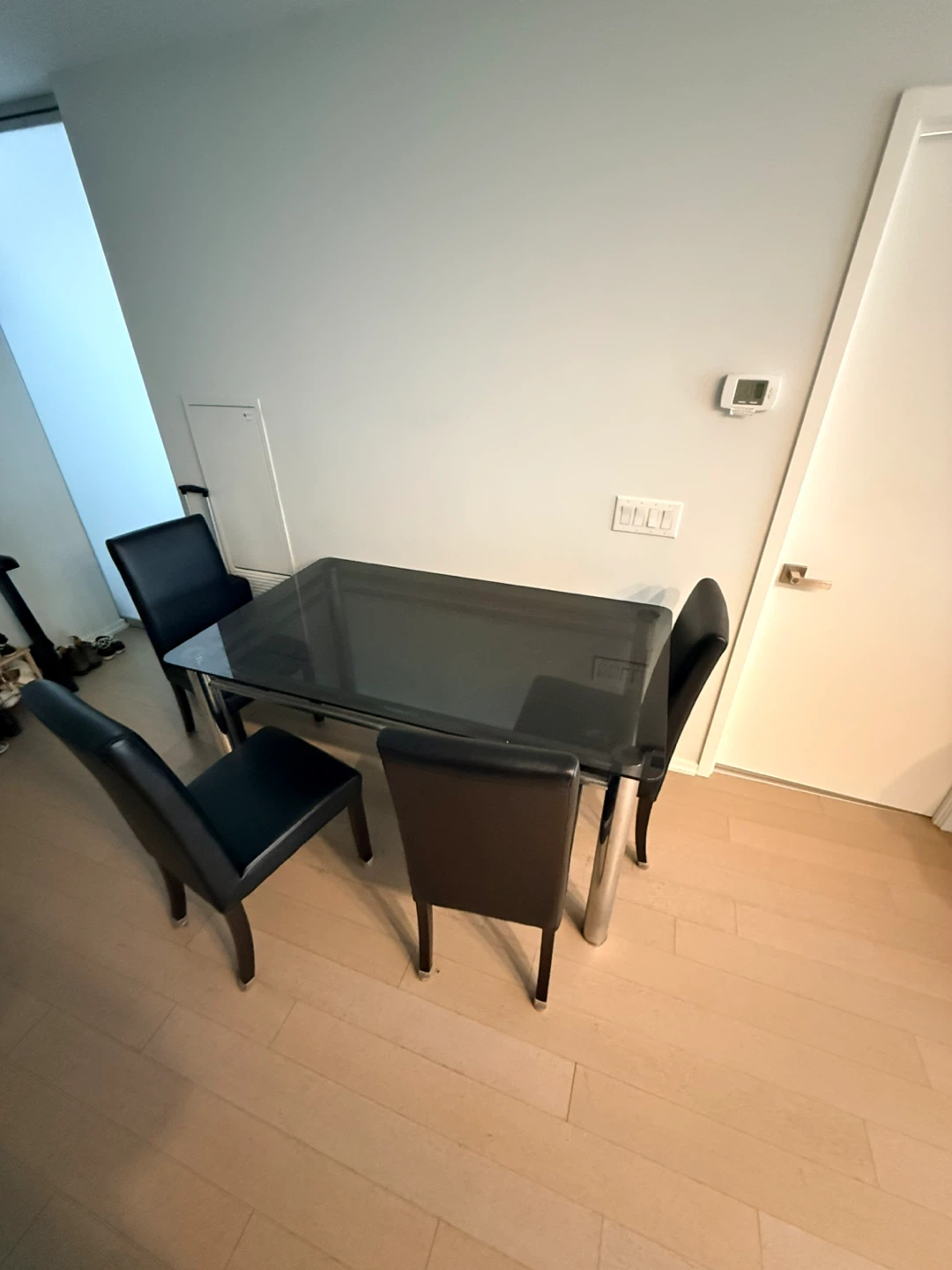 Glass dinning room table + 4 chairs