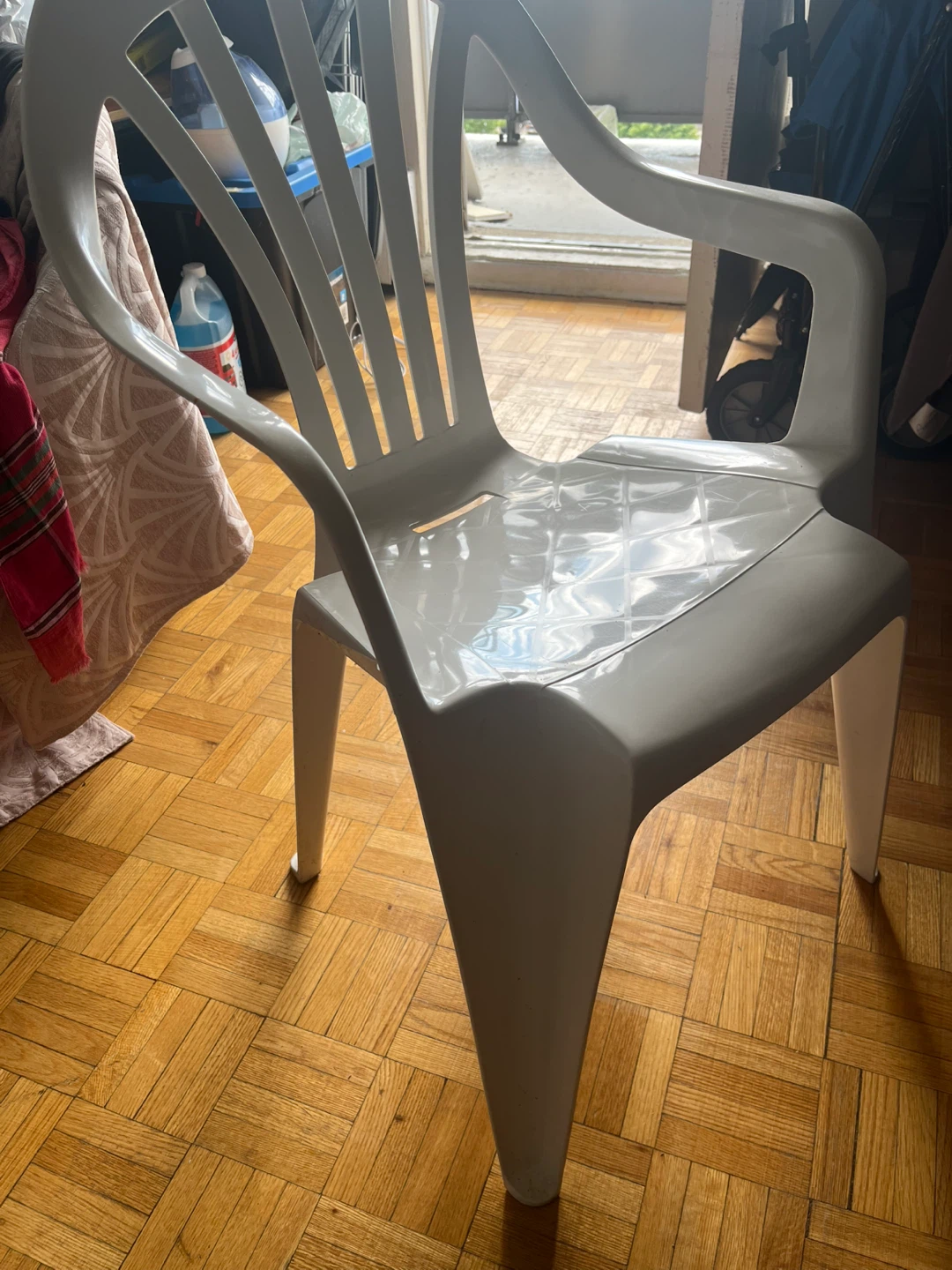 White Plastic Patio Chair (4 pieces)