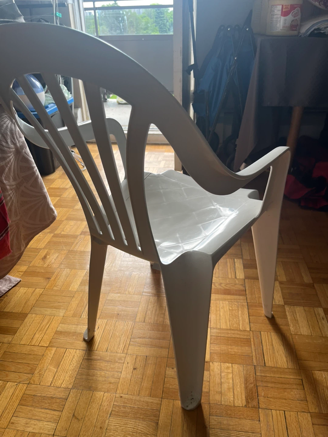 White Plastic Patio Chair (4 pieces) - photo 2