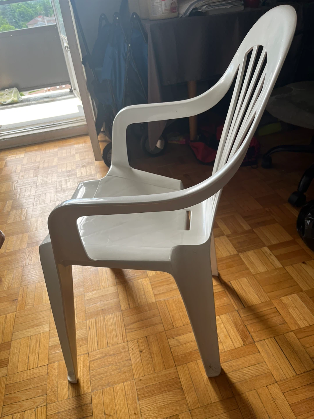 White Plastic Patio Chair (4 pieces) - photo 3