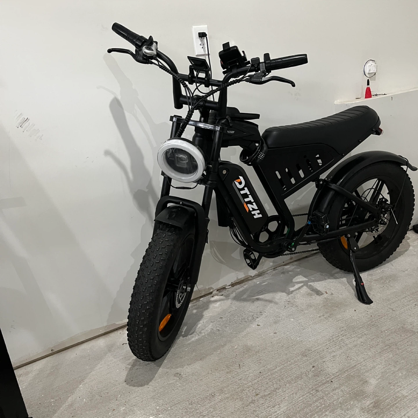 DTTZH Electric Bike with Phone Mount and Lock - photo 2