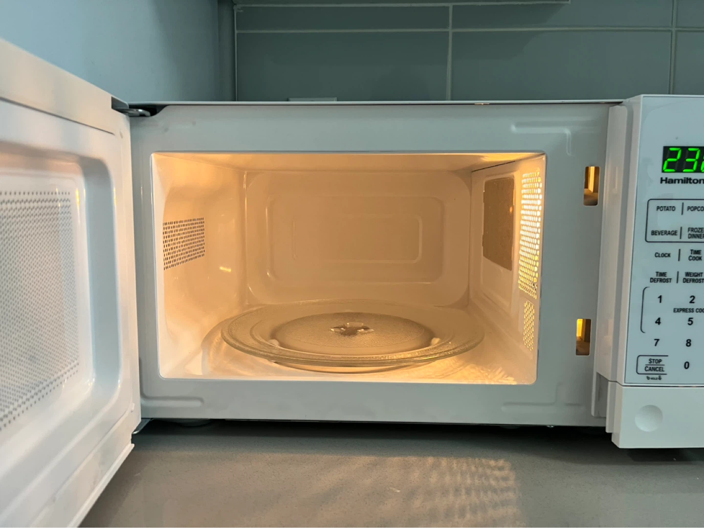 Hamilton Beach Microwave Oven - photo 2