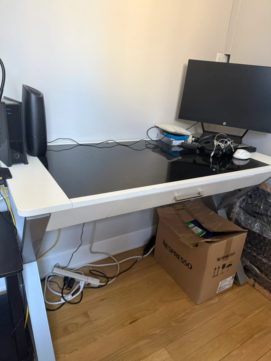 White and Black Desk - photo 2