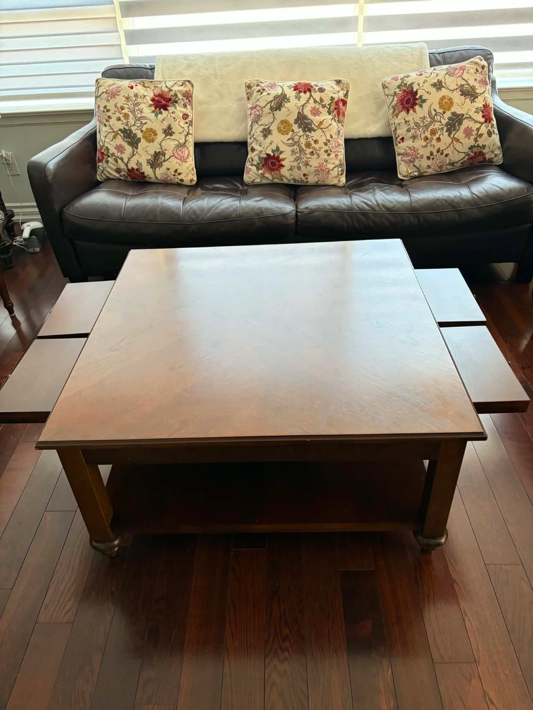 Wooden coffee table with pull-out extensions - photo 2