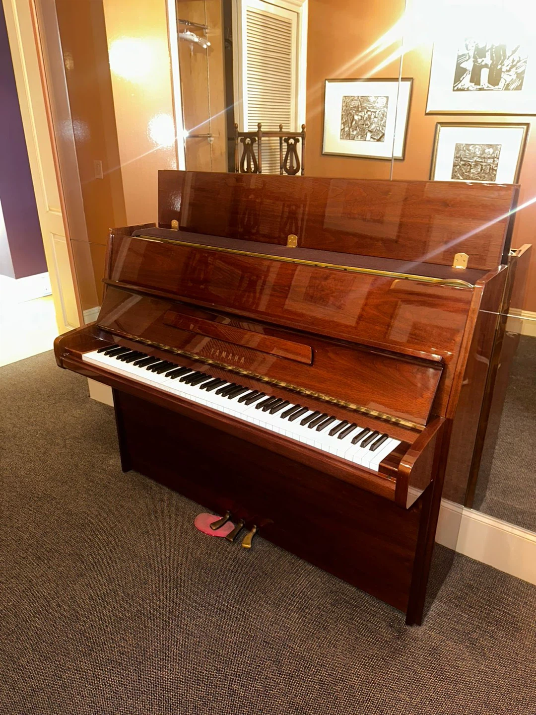 Yamaha Upright Piano with Bench – Excellent Condition - photo 4