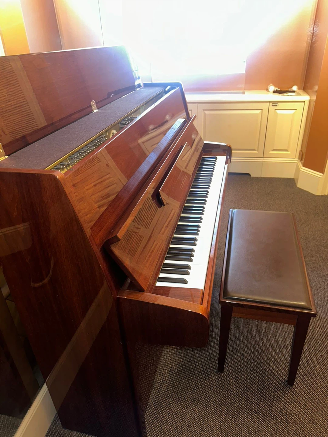 Yamaha Upright Piano with Bench – Excellent Condition - photo 2