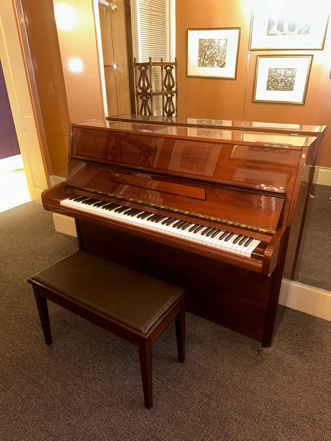 Yamaha Upright Piano with Bench – Excellent Condition - photo 5