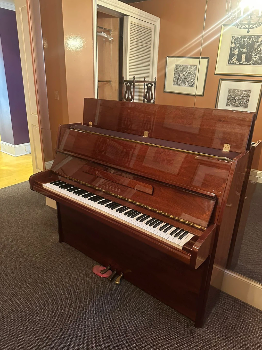 Yamaha Upright Piano with Bench – Excellent Condition - photo 3