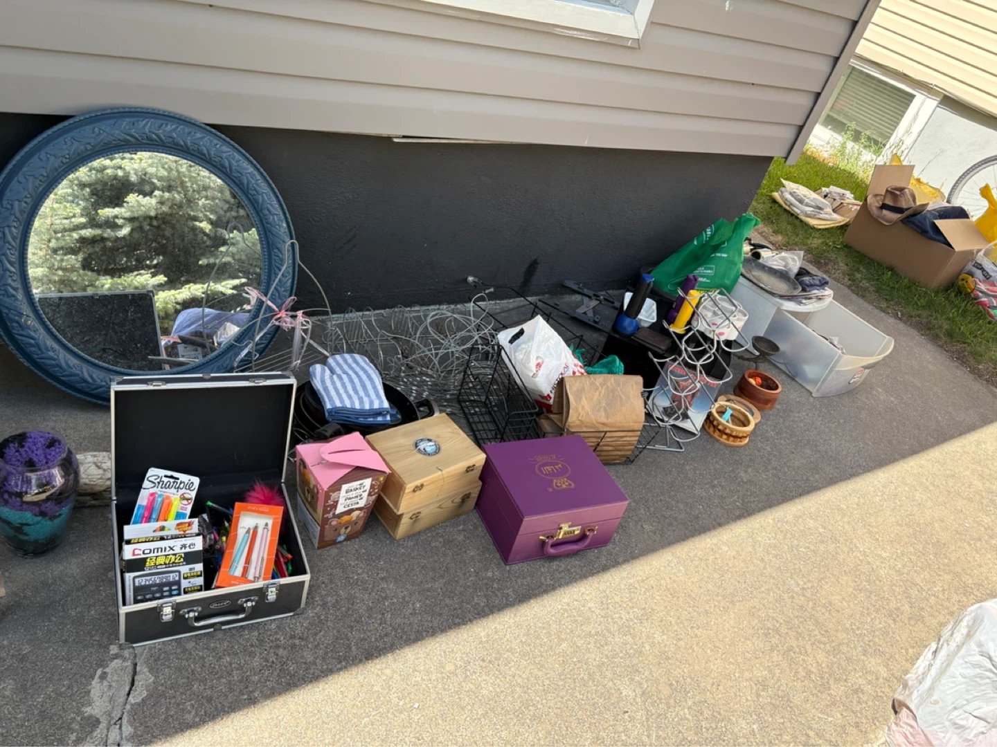 Yard sale in Morley trail NW - photo 3