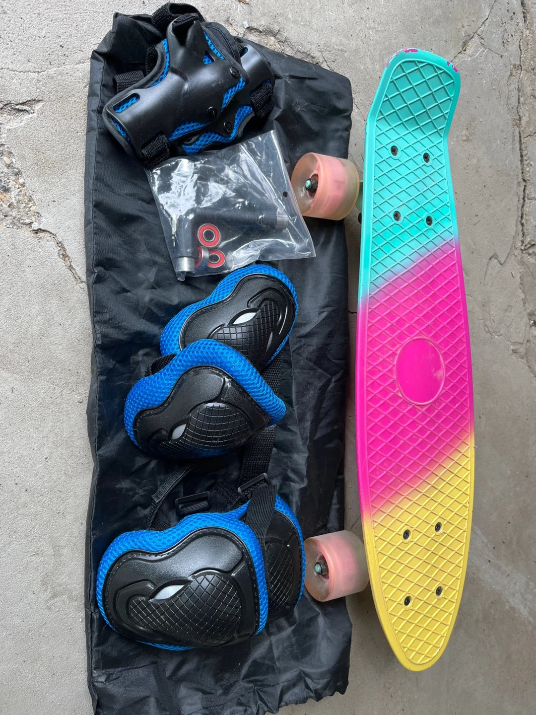 Kids Mini Cruiser Skateboard Bundle (with Pads & Skate Tool)