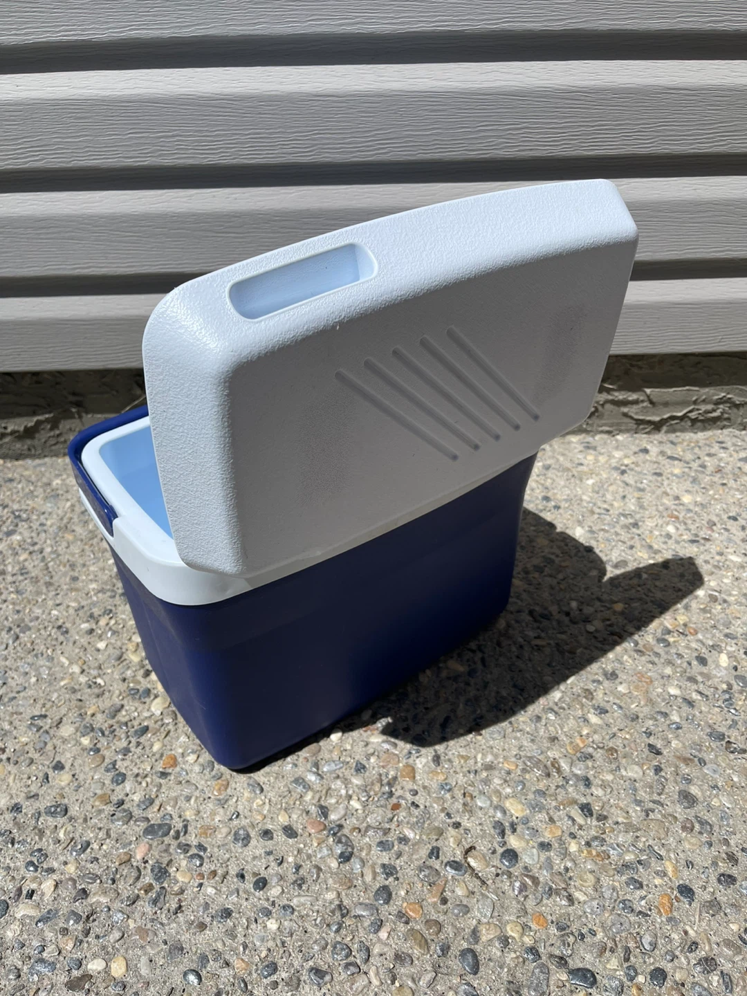 Rubbermaid Cooler - photo 3