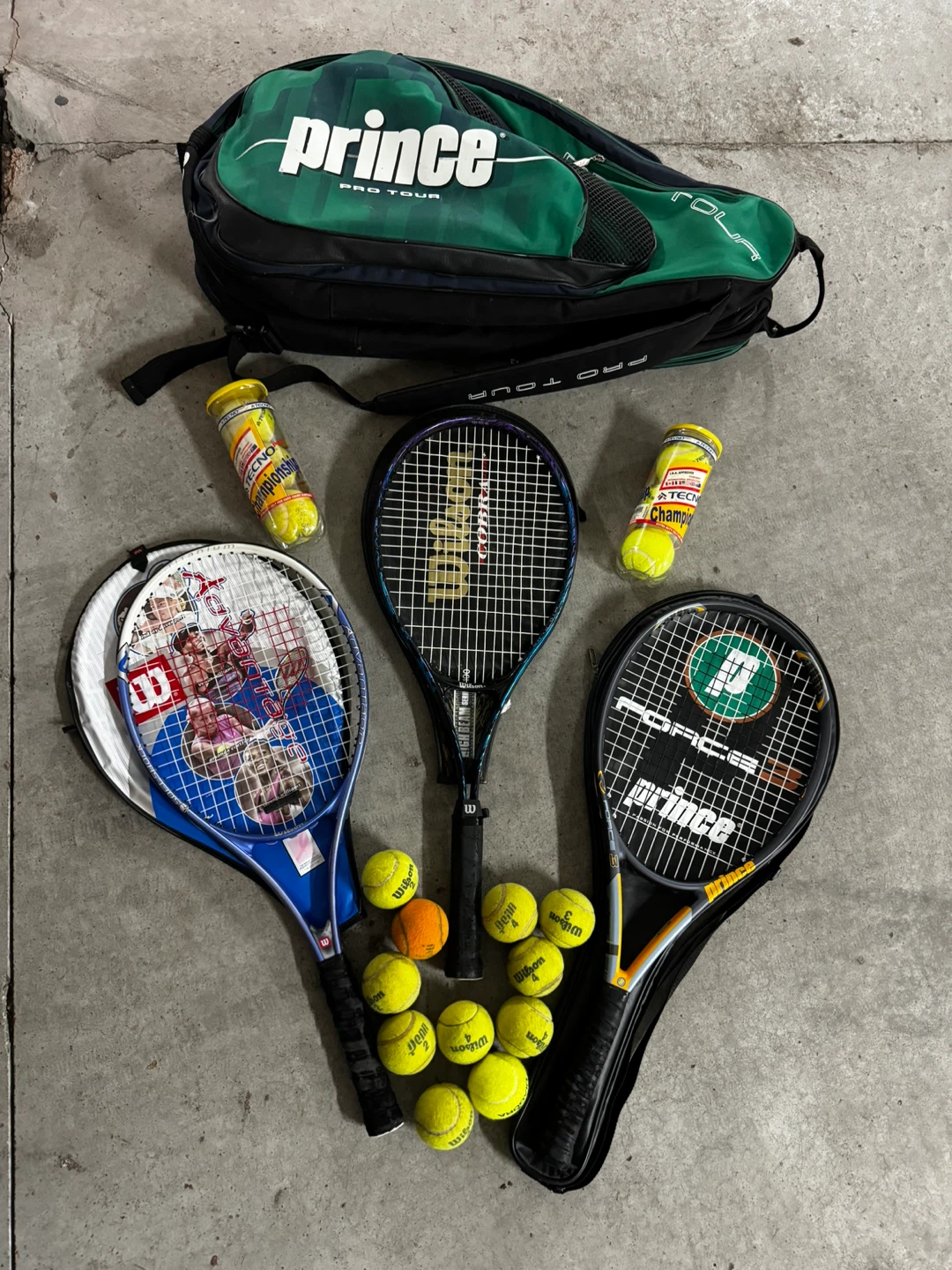 Tennis set with bag, 3 rackets, and tennis balls