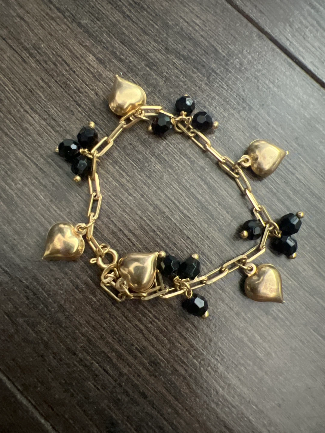 Gold tone bracelet with black beads and heart charms - photo 2
