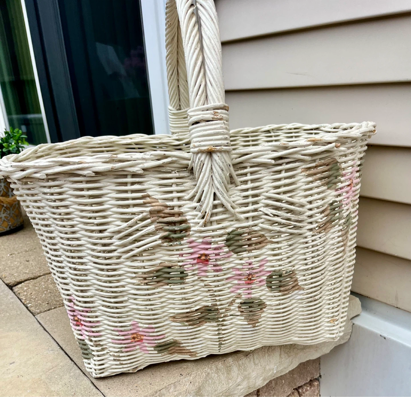 ADORABLE BASKET WITH DESIGN ON