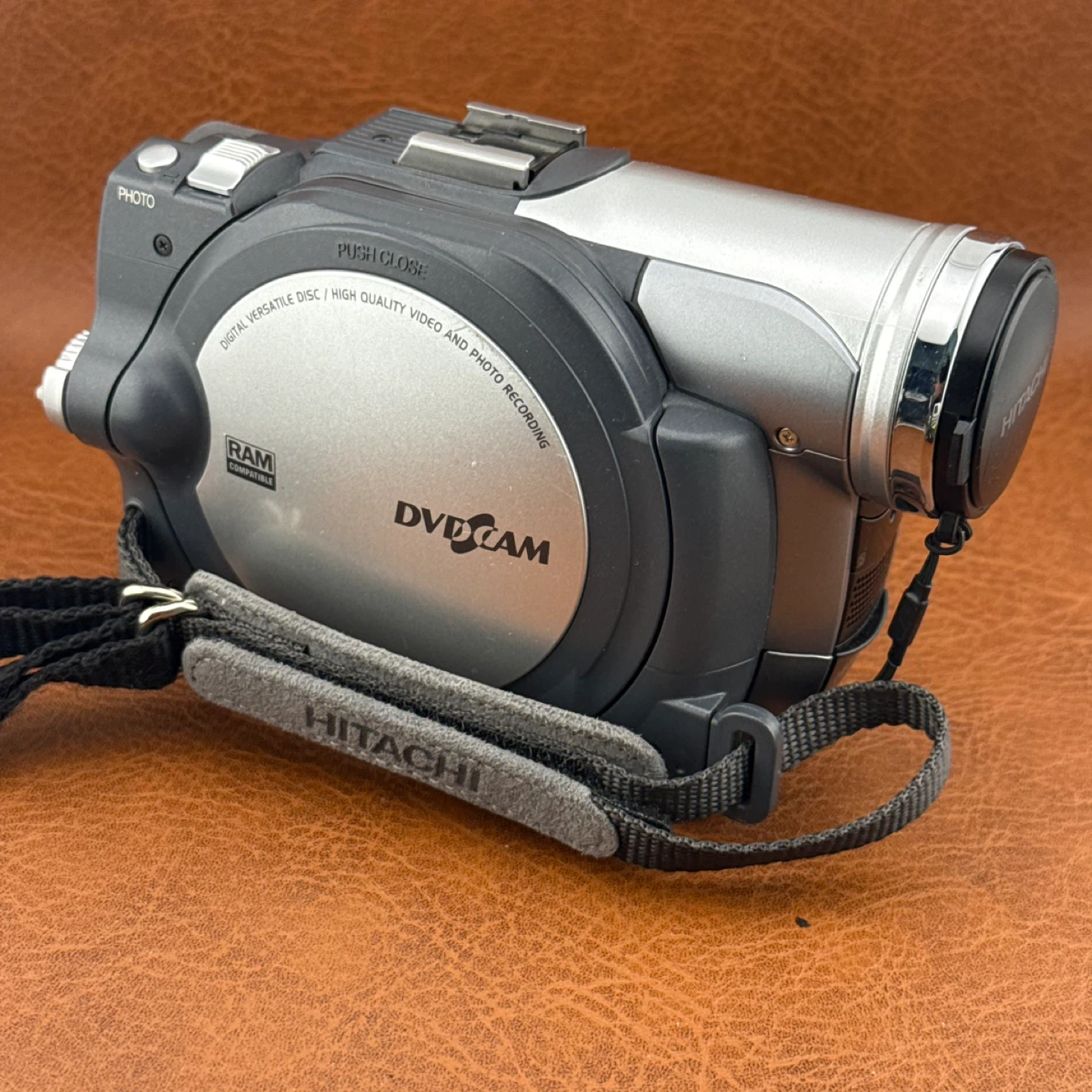 Hitachi DVDCAM Camcorder 16x Optical Zoom - photo 2