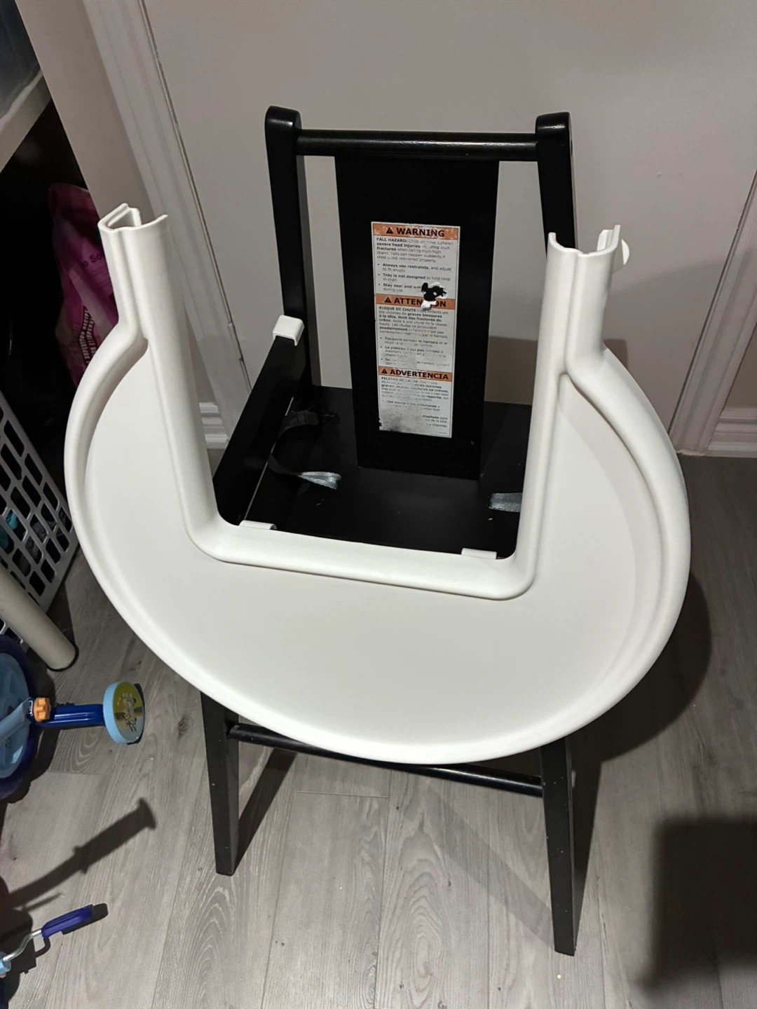 Black high chair with white tray - photo 2