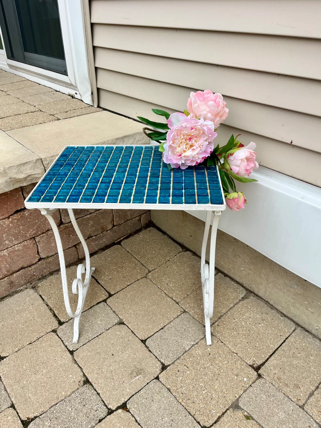 BLUE & WHITE TABLE