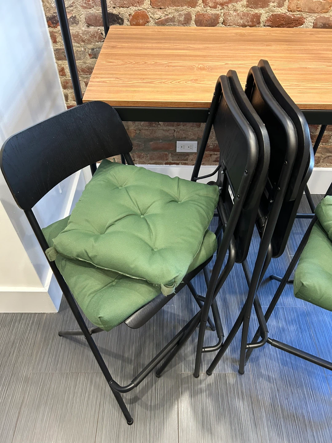 Industrial-Style High Table with 4 Folding Bar Stools (Ikea) - photo 3