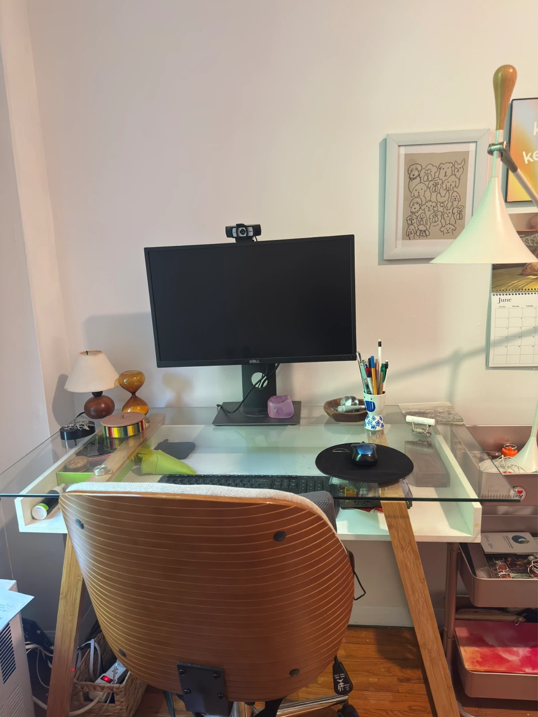 Desk - photo 2