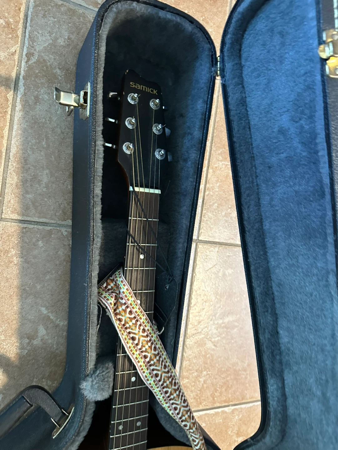 Samick Acoustic Guitar with Case. FIRM PRICE. - photo 3